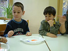 Kinder beobachten Zucker beim Lösen